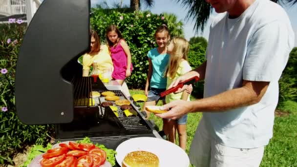 Eltern mit Töchtern grillen Grillfleisch — Stockvideo