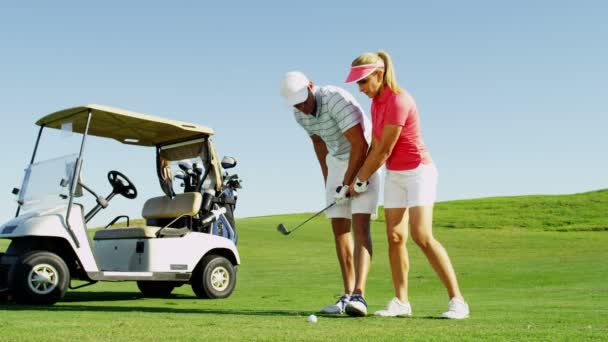 Mann und Frau spielen Golf — Stockvideo