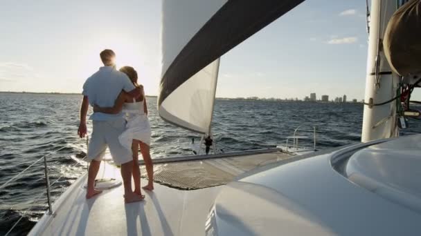 Casal jovem Vela em iate de luxo — Vídeo de Stock