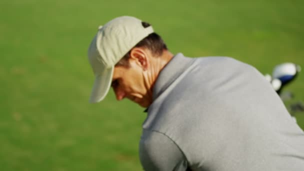 在培训期间的专业高尔夫球手 — 图库视频影像