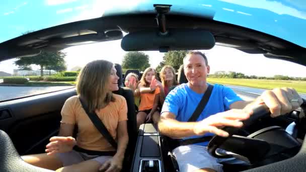 Familia de vacaciones en coche cabriolet — Vídeos de Stock