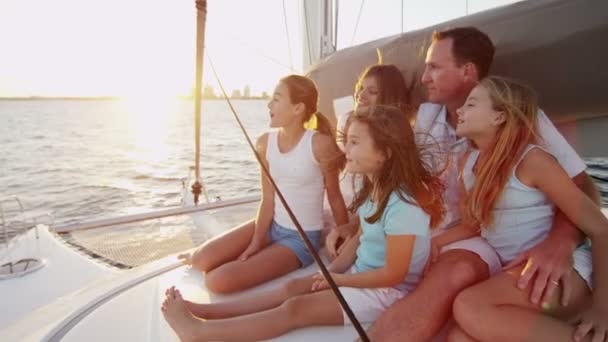 럭셔리 요트 항해 하는 아이 들과 가족 — 비디오