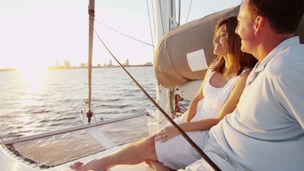 Casal jovem Vela em iate de luxo — Vídeo de Stock