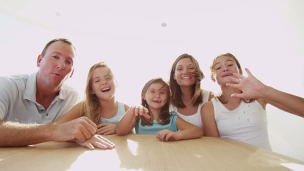 Familie met video gesprek op jacht — Stockvideo