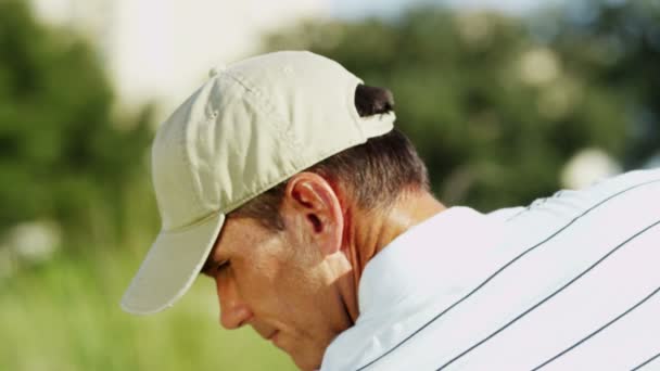 Jogador de golfe masculino jogando golfe — Vídeo de Stock