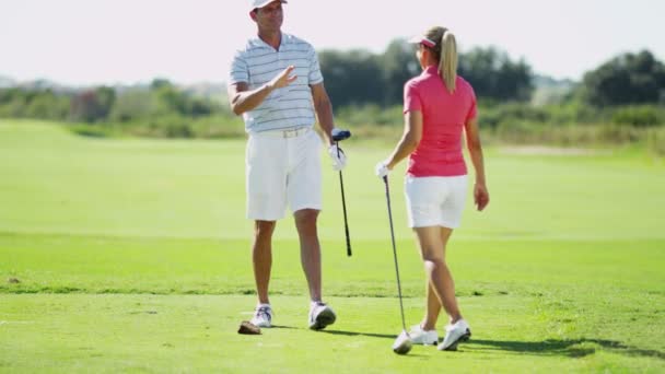 Homme et femme jouant au golf — Video