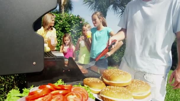 Padres con hijas asar carne barbacoa — Vídeos de Stock