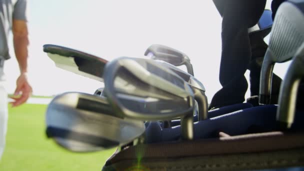 Joueur de golf professionnel pendant l'entraînement — Video