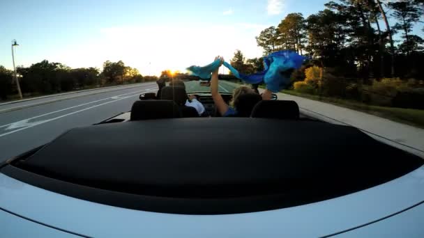 Coppia guida in auto cabriolet di lusso — Video Stock