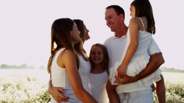 Padres con hijas abrazándose juntas — Vídeo de stock