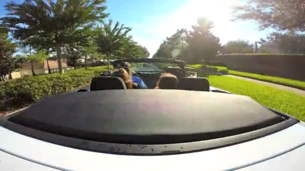 Famiglia in vacanza in cabriolet auto — Video Stock