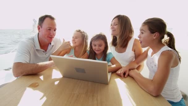 父母与孩子在游艇上使用笔记本电脑 — 图库视频影像