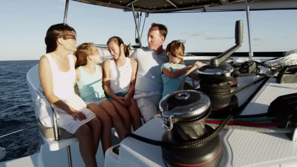 Famiglia con bambini che navigano su yacht di lusso — Video Stock