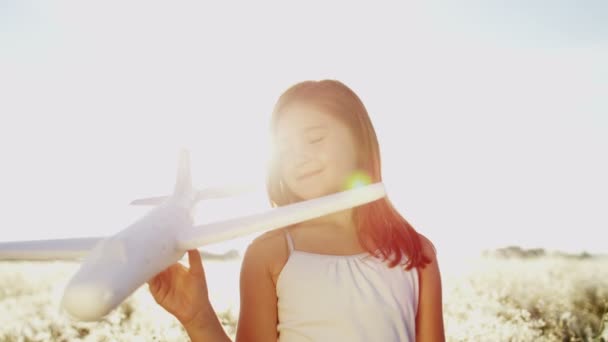 Junges Mädchen spielt mit Spielzeugflugzeug — Stockvideo