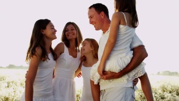 Parents with daughters embracing together — Stock Video