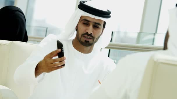 Árabe gente de negocios teniendo reunión — Vídeos de Stock