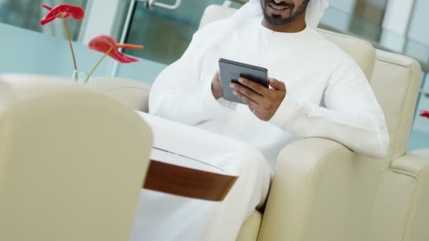 Homme d'affaires arabe utilisant une tablette numérique — Video