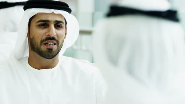 Арабские бизнесмены встречаются — стоковое видео