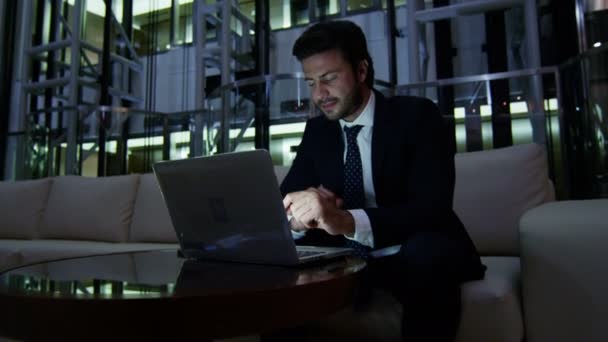 Arabiska affärsman arbetar på bärbar dator på natten — Stockvideo