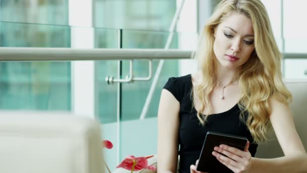 Empresária usando Tablet no prédio do escritório — Vídeo de Stock