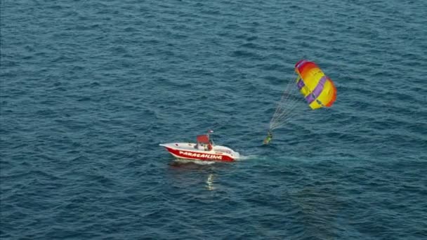 Turistler tandem parasailing yapmak teknede — Stok video