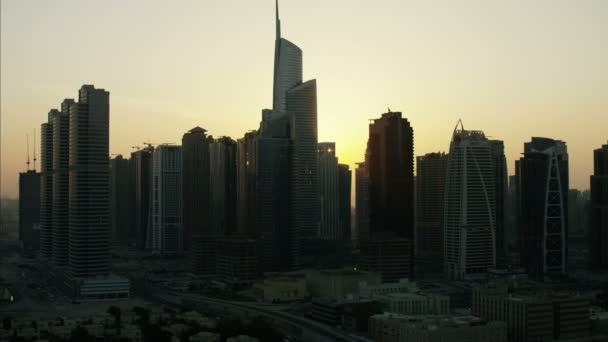 De Skyline van de antenne Dubai stad bij zonsondergang — Stockvideo