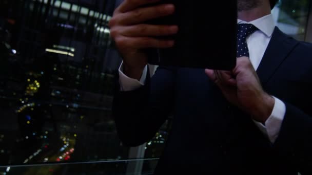Homme d'affaires arabe utilisant une tablette numérique la nuit — Video