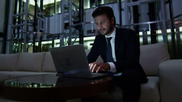 Arabski biznesmen działa na laptopie w nocy — Wideo stockowe