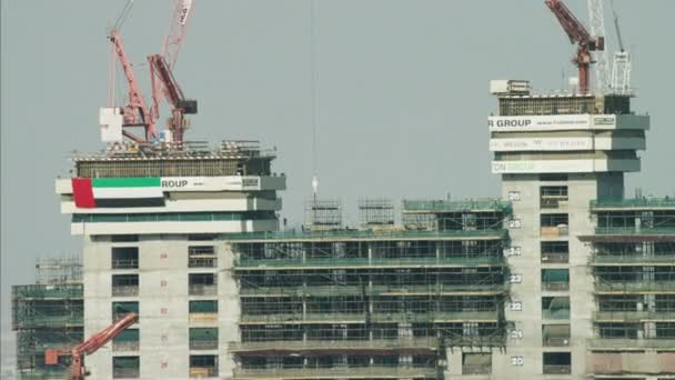 Chantier de construction avec grues hautes à Dubaï — Video