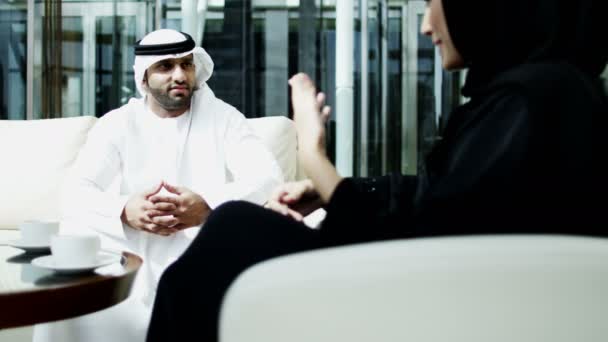 Arabische zakenman en zakenvrouw vergadering in het hotel — Stockvideo