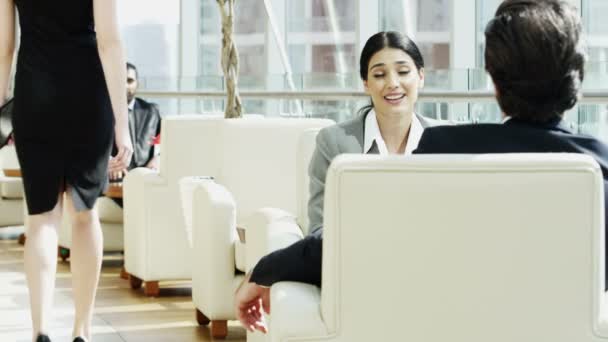 Empresários que se reúnem em prédio de escritórios — Vídeo de Stock