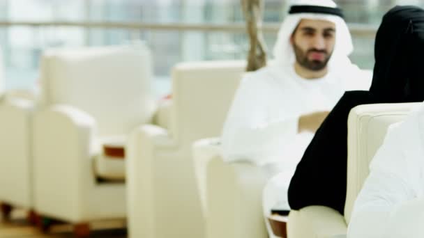 Арабские бизнесмены встречаются — стоковое видео