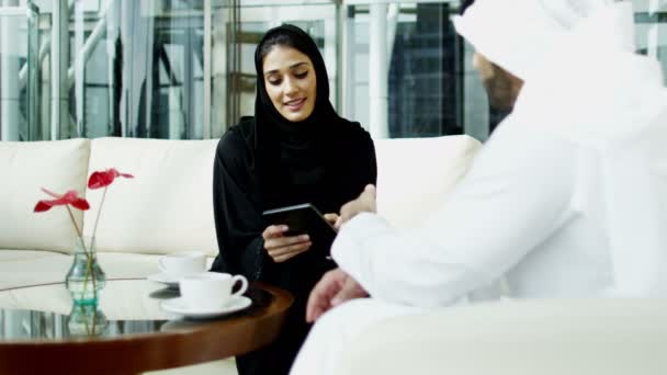 Arabský obchodník a podnikatelka setkání v hotelu — Stock video
