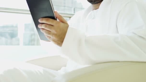 Uomo d'affari arabo che utilizza tablet digitale — Video Stock