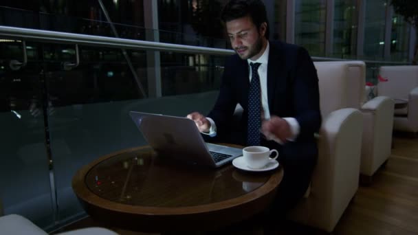 Arabisk forretningsmann som jobber med laptop om kvelden – stockvideo