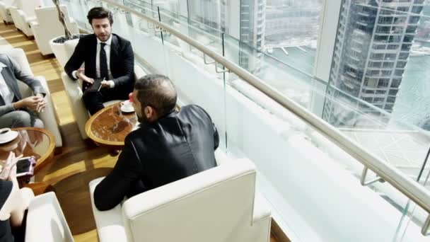Equipe de negócios que tem reunião no prédio de escritórios de Dubai — Vídeo de Stock