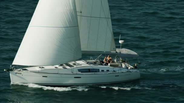 Yacht à voile de luxe avec des personnes en vacances — Video