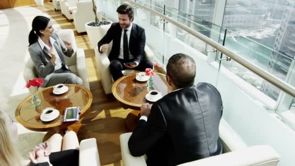 Team di lavoro che si riunisce a Dubai edificio per uffici — Video Stock