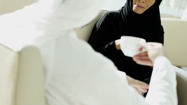 Arabische Geschäftsfrau und Geschäftsfrau diskutieren im Amt — Stockvideo