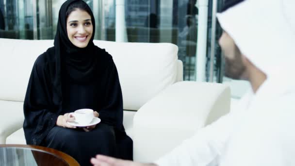 Arabe homme d'affaires et femme d'affaires réunion à l'hôtel — Video