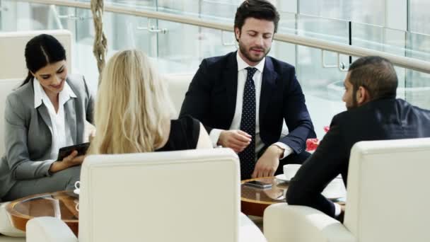 Equipo de negocios que se reúne en Dubai edificio de oficinas — Vídeo de stock