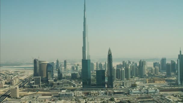 O horizonte de Dubai com o arranha-céu Burj Khalifa — Vídeo de Stock