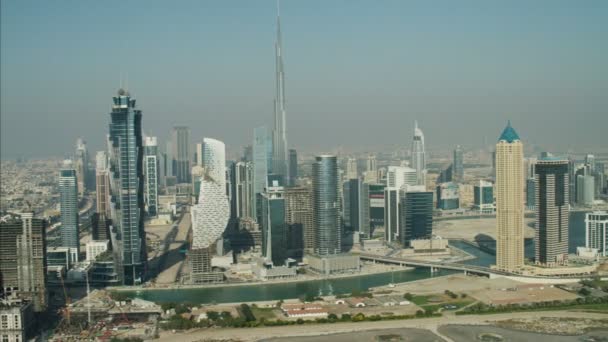 Dubais stadssilhuett med Burj Khalifa skyskrapa — Stockvideo