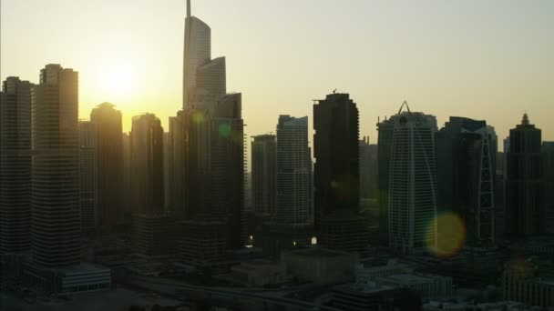 Vista aérea de la ciudad de dubai al atardecer — Vídeos de Stock