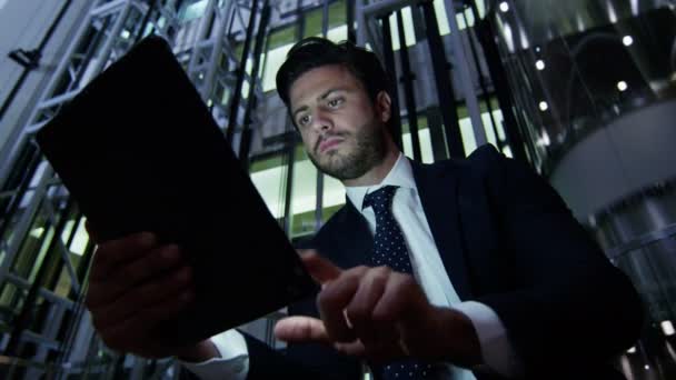 Segítségével digitális tabletta, éjjel Arab üzletember — Stock videók