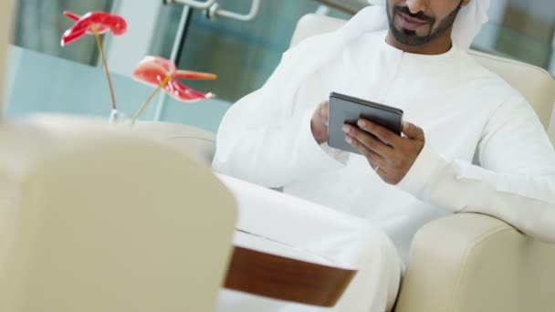 Homme d'affaires arabe utilisant une tablette numérique — Video