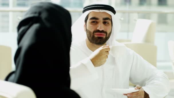 Hombre de negocios y mujer de negocios árabe discutiendo en el cargo — Vídeo de stock