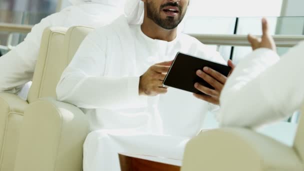 Árabe gente de negocios teniendo reunión — Vídeo de stock