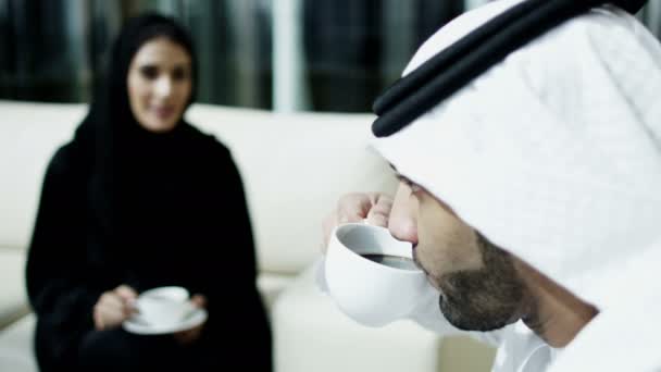 Arab pengusaha dan pengusaha pertemuan di hotel — Stok Video