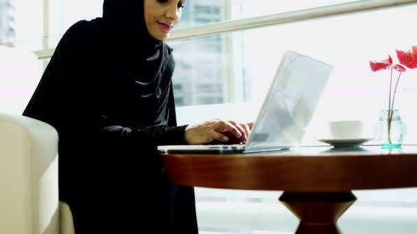 Mulher de negócios em vestido tradicional trabalhando no laptop — Vídeo de Stock